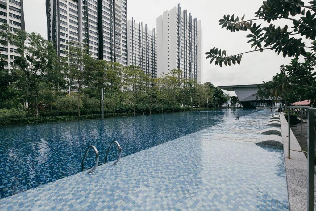 Lakeville 3br5pax Batucave Pool 500mbps Apartment *