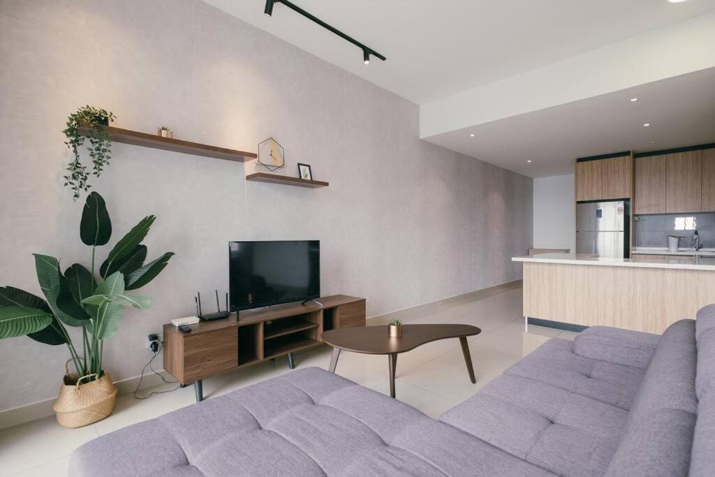 Lakeville 3br5pax Batucave Pool 500mbps Apartment