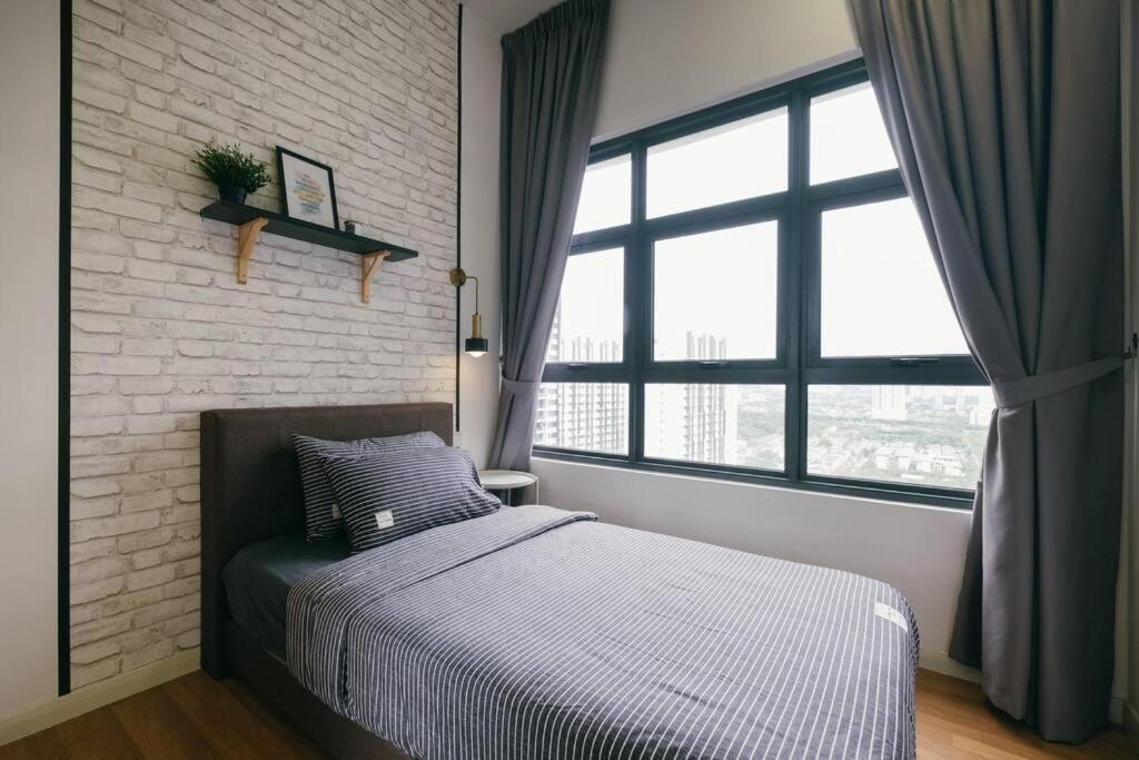 Lakeville 3br5pax Batucave Pool 500mbps Apartment